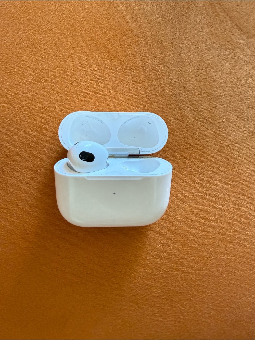 Apple White On-Ear Wireless Earbud with Charging Case А2897 3rd Generation